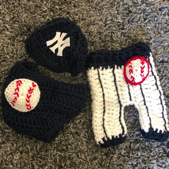 Crocheted baseball outfit for newborn - Picture 3 of 3
